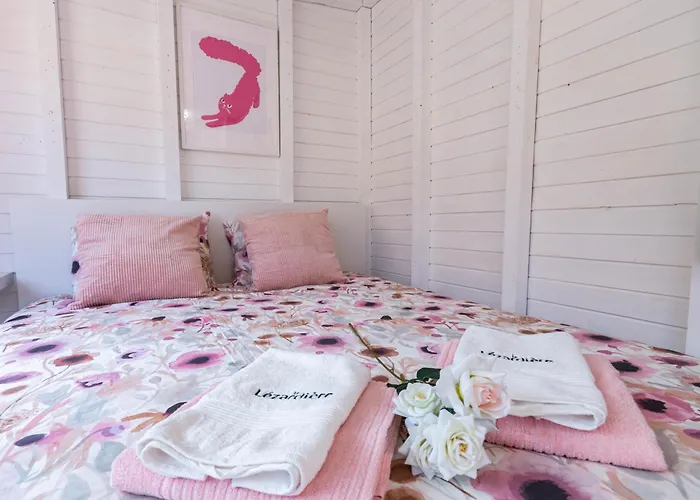 Δωμάτια σε οικογενειακή κατοικία Friends'bed-room In Quiet Montain - Swimming Pool, Jacuzzi, Tv Outdoor - La Lezardiere