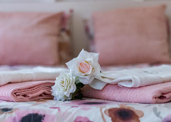 Δωμάτια σε οικογενειακή κατοικία Friends'bed-room In Quiet Montain - Swimming Pool, Jacuzzi, Tv Outdoor - La Lezardiere *